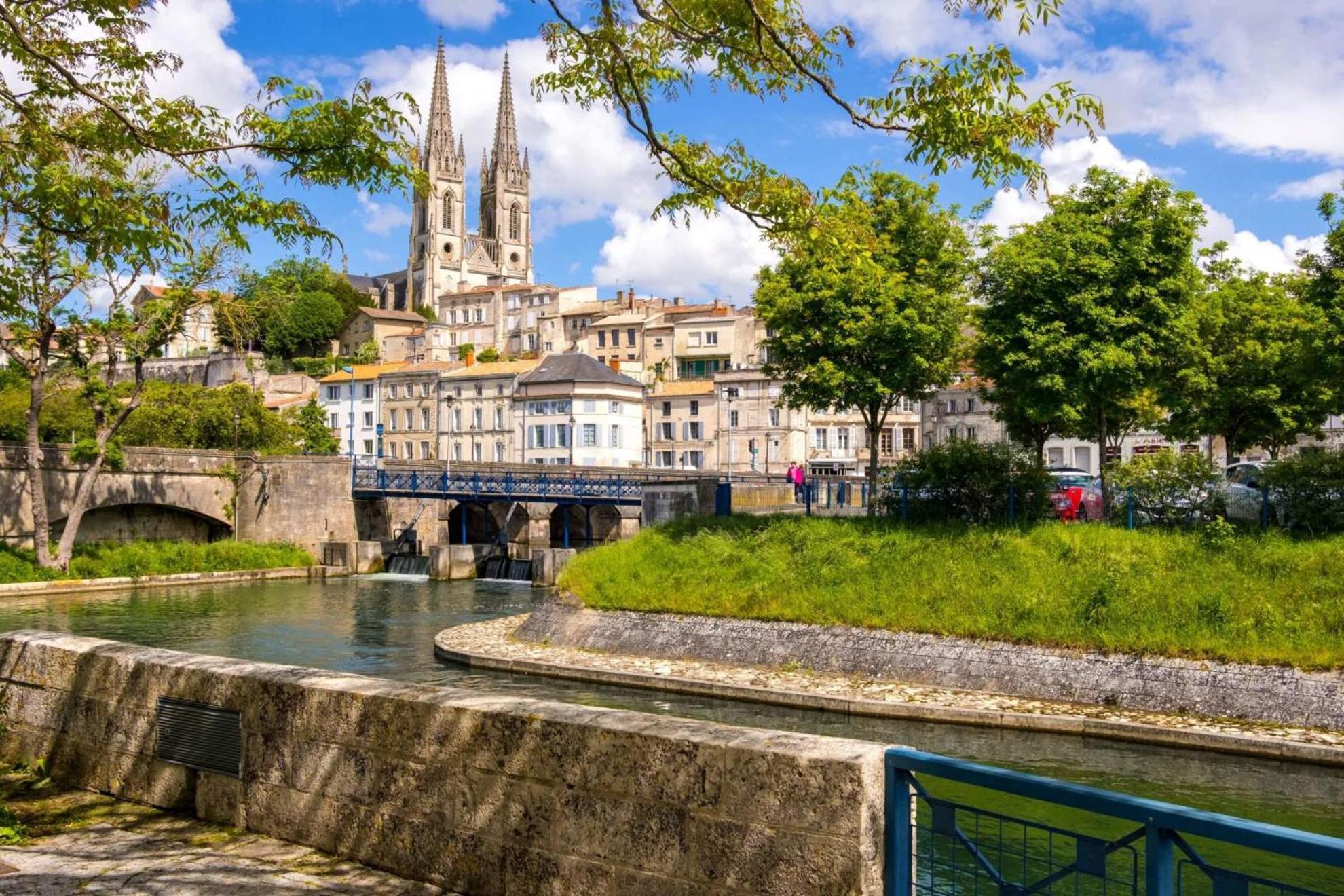 Appartement Lumineux, Wi-Fi Et Parking Prive Niort Kültér fotó